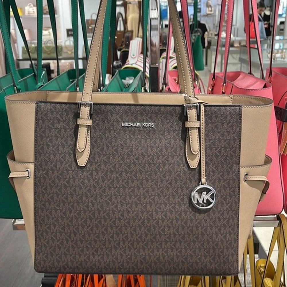MICHAEL KORS GILLY LARGE DRAWSTRING TRAVEL TOTE SIGNATURE Camel NWT